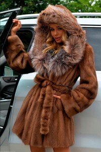 Шуба из норки с лисьим капюшоном